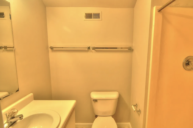 bathroom - townhouse close to campus