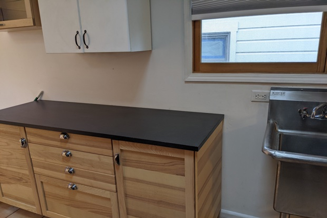 Kitchen counter and sink - Berkeley Cottage 1 bedroom with study