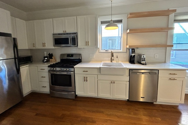 Kitchen - AVAILABLE Jan. 1! Furnished & newly updated 2 BR in Davis Sq. Driveway & washer/dryer Apartments