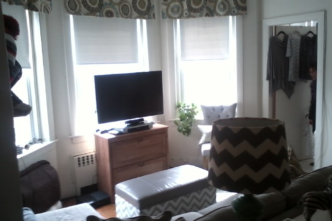 Hub Realty - Brookline, nicely updated one bedroom with new kitchen, and a deck Apartments