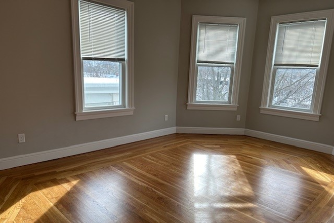 living - fantastic location! spacious 4 bed 2 bath, porch, laundry Apartments