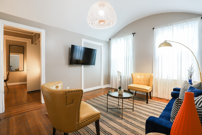 Living room - Big 4 bedroom, house in heart of Montrose