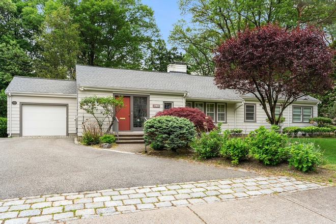 Street - Single-family home in prestigious Waban!