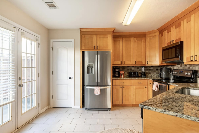 Kitchen - Simple Artsy Space 850/Utilities Included Townhome
