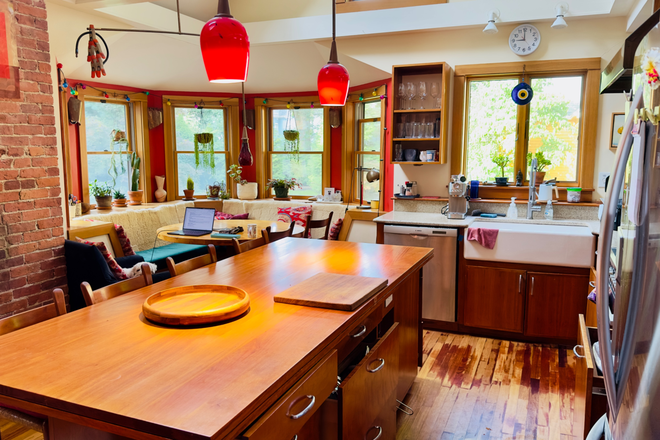 gourmet, eat-in kitchen with island - Furnished 6BR Victorian | Off Brattle St | Parking | Sept 2026–May 2027 | Utilities Included House