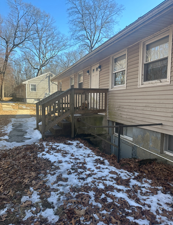 back of the apt. - 2 Bedroom, 1 Bath at Knollwood apts., ~15-30 min walk to campus, looking for 1 roommate