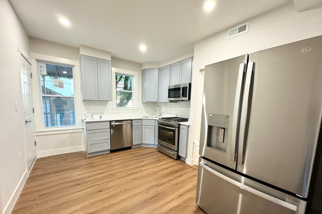 Kitchen - 4 Bed 2 Bath near UMass Boston Townhome