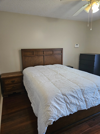 Queen Size Bed - Master Bedroom - Southwest Durham 15 min from UNC and Duke (DURHAM) Townhome