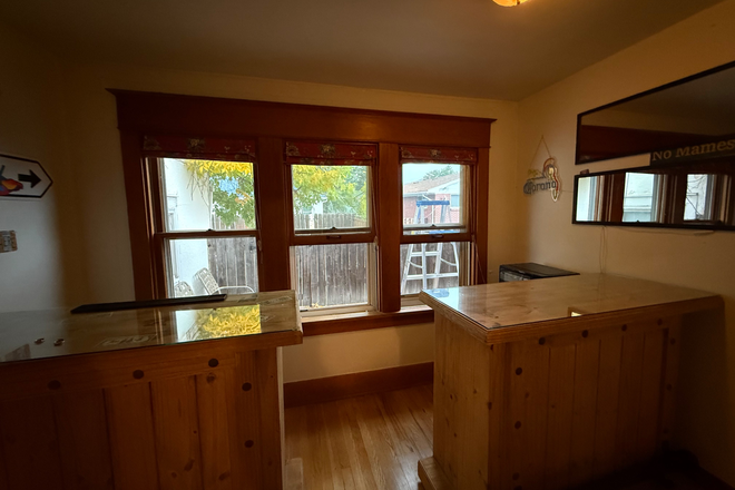 Bar room attached to the dinning room - Room for Rent on Lincoln - Central to Boulder Hill - Amazing Location - Beautiful