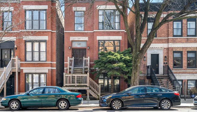 Building - 4 Large Full Service Rooms Available in the Heart of UIC - Central Location! All Male Apartment