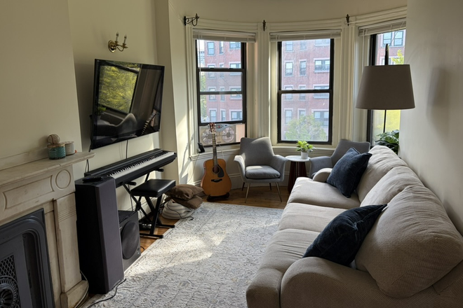 Living Room - 1 Bedroom Sublet 5 minute walk to campus