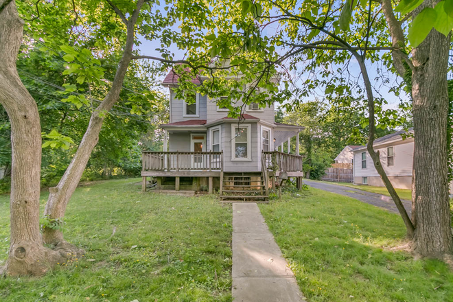 Street view - 6 bedroom, 3 bath house in Berwyn.  Walk to campus!