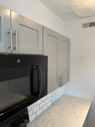 Kitchen soft close cabinets quartz countertops - Large Studio -15 Mins Walk -5 Mins Shuttle Close to Campus Apartments
