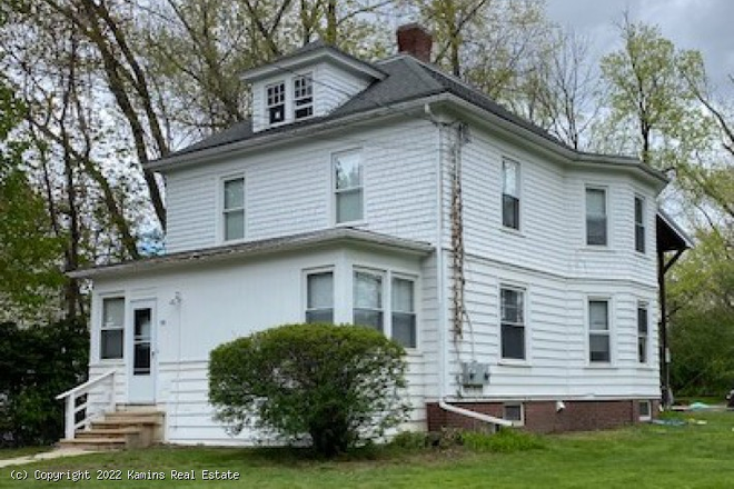 Exterior - 971 N. Pleasant Street Apt #1 2-Bedroom FIRST MONTH'S RENT FREE MENTION THIS AD AND SIGN BEFORE 6/15