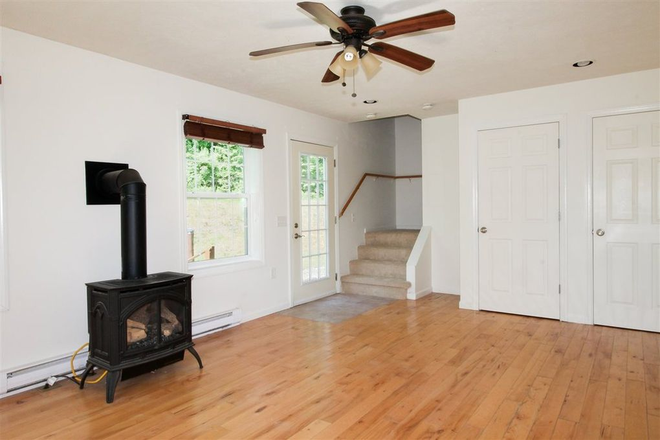 Living space with propane fireplace - Spacious 3BR 1 Mile to VLS - Quiet, Private Setting