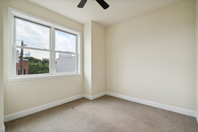 Bedroom - 1521 Seybert St Apartments
