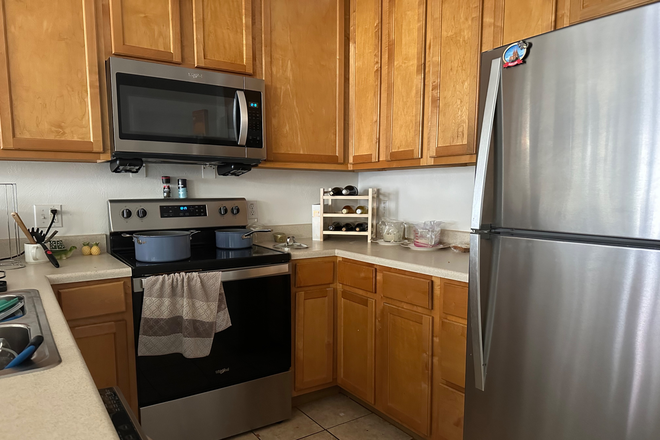 Kitchen - Maple Ridge Townhome