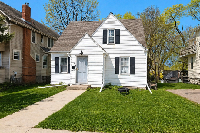 Front house - 5 Bedroom, 3 bath- close to campus and DT- Zac Murra Rentalz House