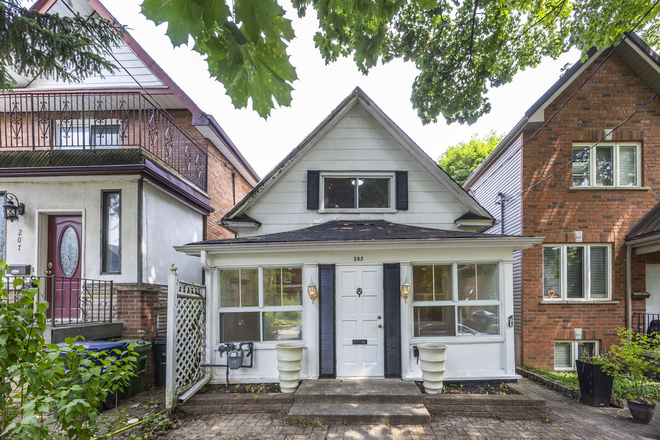 House Facade - Charming 4-Bed + Den House in Wychwood. Parking for 3, Laundry & Private Yard