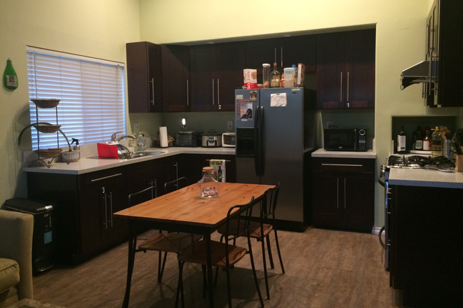 Shared kitchen - La Jolla Village Tennis Club, 1 bus stop to UCSD, 1 bedroom with shared bath