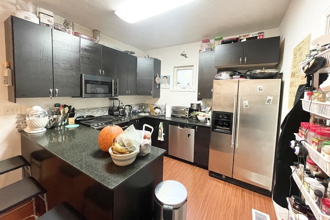 LIVING - 4 BED/1.5 BATH ON HILLSIDE WITH IN UNIT LAUNDRY! 9/1/25!