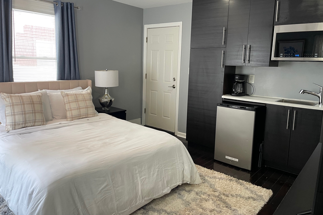 comfortable size room/desk/smart TV - FULLY FURNISHED COMPLETELY PRIVATE EFFICIENCY APARTMENT WALKING DISTANCE TO UCONN LAW SCHOOL