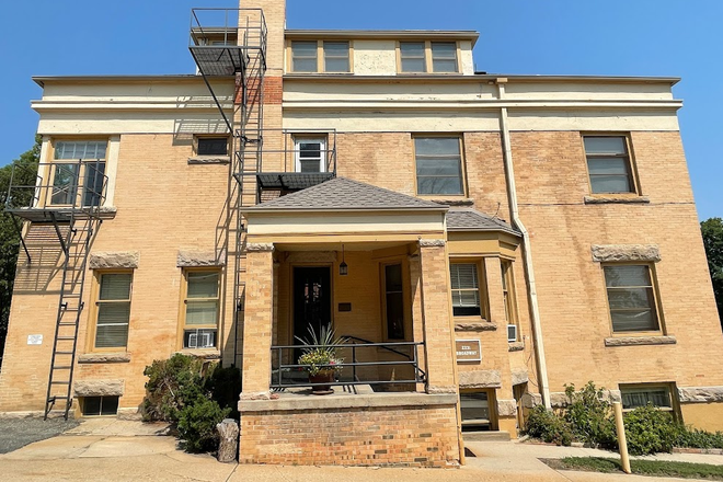 1 - AVAILABLE 6/5: 2331 Broadway St #2A