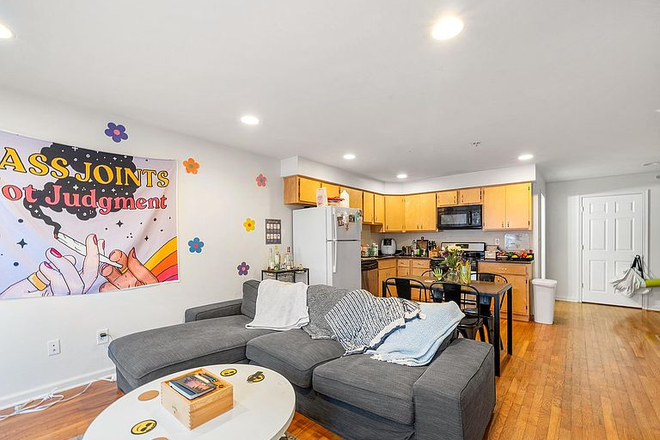 Living room - 1804 N 18TH ST FEMALE STUDENT HOUSING-1 Block from campus