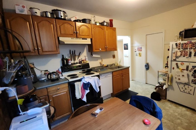 Call NOW for showings! 617-236-8550 - COMM AVE - *NO FEE* LRG MODERN 2BR/1BA CONDO AVAIL *9/1/2026* W/ H&HW INC, LNDRY IN BLDNG, PRKNG INC