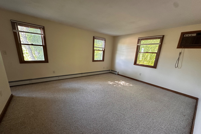 Bedroom - Two Bed Town House 10 miles from UConn and Hartford