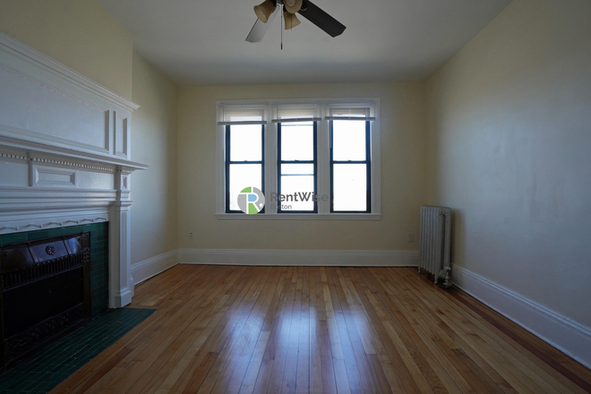 1 - MAY/JUNE/JULY/SEPT-Fantastic Comm Ave 1 beds, H/HW inc. No broker Fee! Apartments