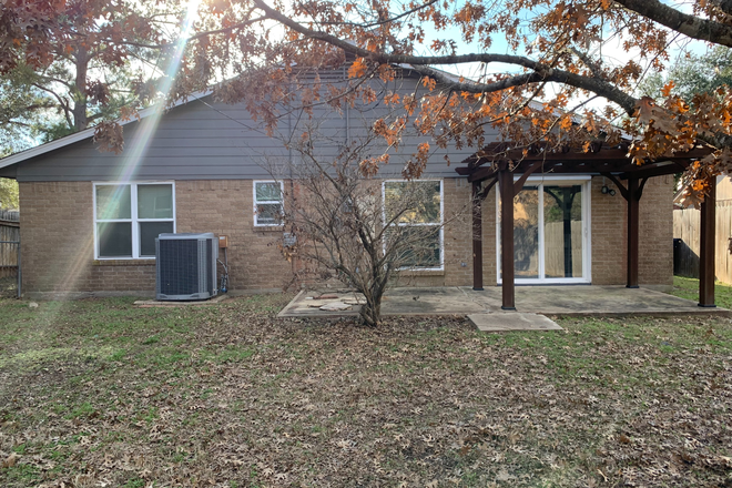 Backyard - Private Room in shared house with students close to campus