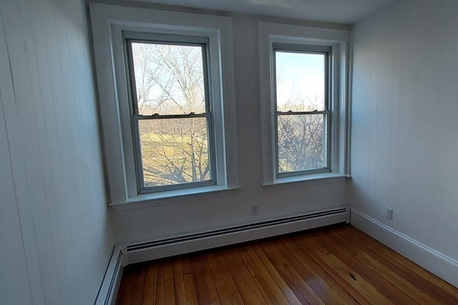 - - **Close to Campus** Spacious 3 bed w/ Laundry Apartments