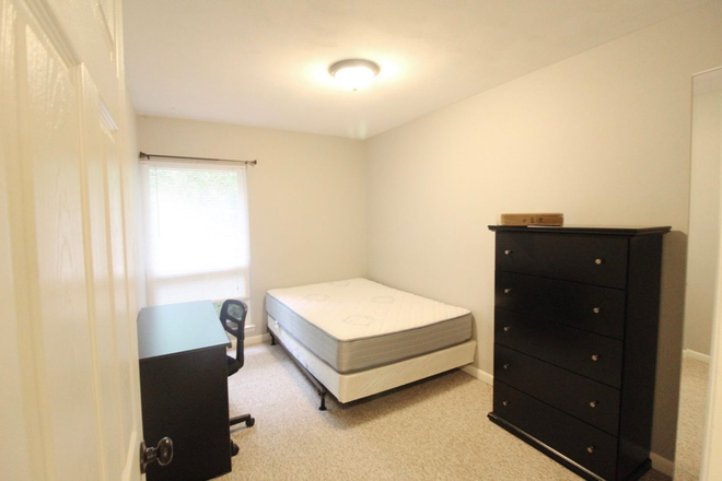 Bedroom - 4 bedroom/2 bathroom townhome for rent in Camden Townes!