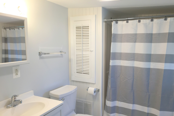 Bathroom 1 (Downstairs) - Med Student Housing: 1 Furnished Room for Female Med Student Avail (Steps to Campus) House