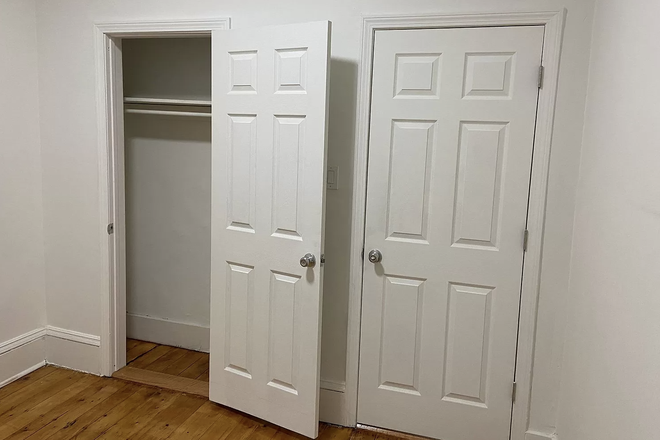 closets (see video for better spatial sense) - 3 bedroom (comfortable room for queen/king + desk) apartment (1.5 baths). Close to Central