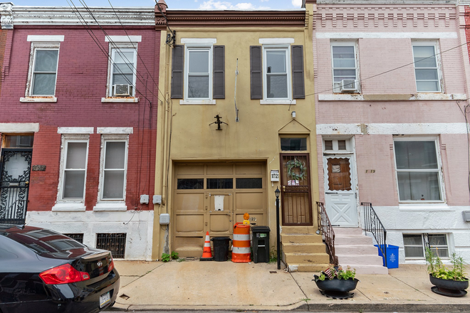 Outside street View - 1921 Fontain St House