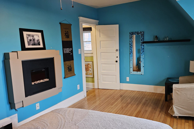 Blue Room: $1200 Private room with Queen sized bed - Private rooms in a coliving house at Dovercourt Road, Toronto. Utilities included!