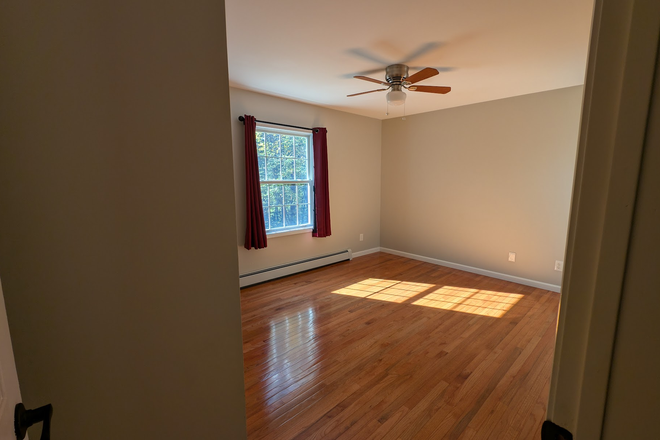 The south-facing bedroom for rent. - One bedroom for rent - Coventry Lake House
