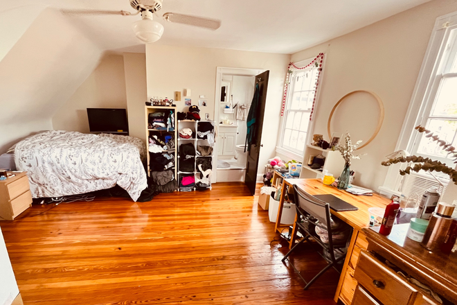 Example of a furnished treehouse suite - GREAT housemates! 5-min Walk JHU/JHMI Shuttle!/parking/ monthly cleaning/ GORGEOUS, Historic, Spa