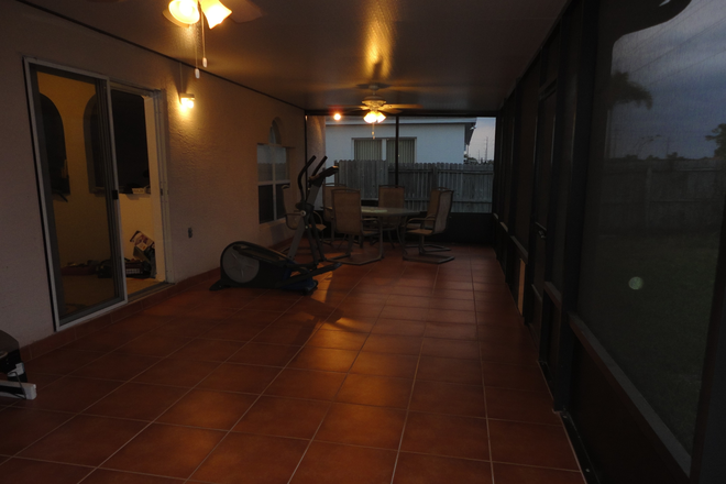 Home screened Porch - 5/ 2 1/2 house, 8 min drive to UCF, Willamette Circle