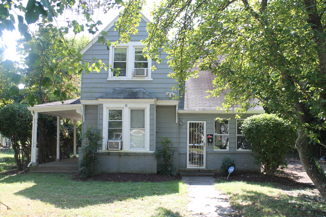 Front Yard - House available for group of 5 Now for Winter & Spring Semester