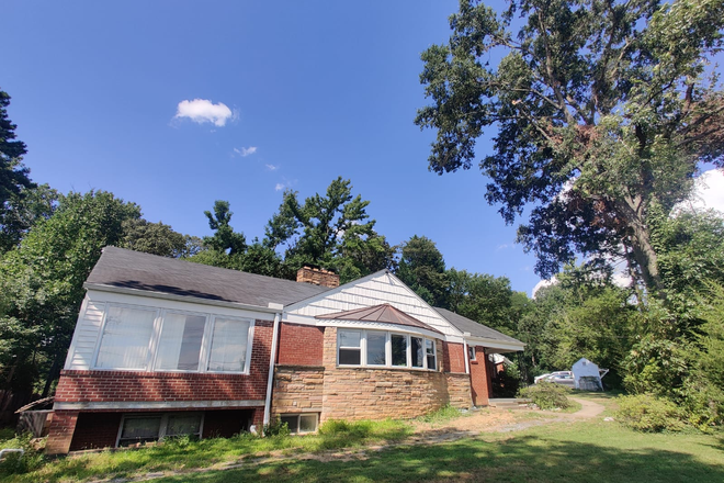 Outside Front View - SUPER COMFORTABLE, SPACIOUS, QUIET ROOM with en-suite, UMD Campus walking distance (util. incl.)