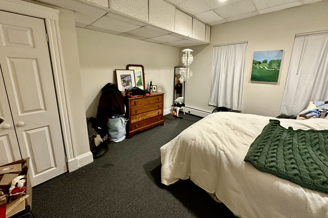 1 - No Fee Garden Level 3 bedroom Students Welcome, No Fees 9/1 Move in