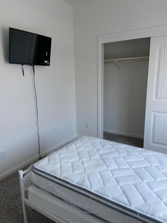 bedroom - Bellevue Ranch House close to campus