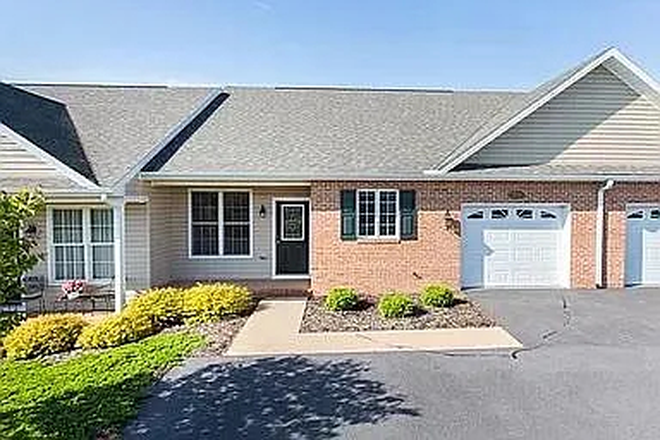 Outside street view - Very close to JMU - 3 bedroom house with a very small backyard and a patio
