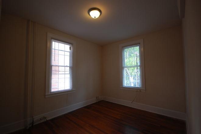 Master bedroom - Master Bedroom in Shared Historical Apartment MOVE-IN JULY 1st (2 min walk from East