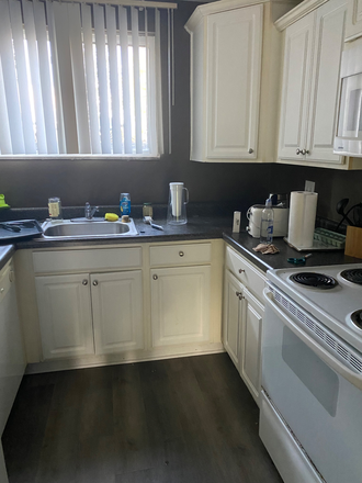 Kitchen - COLLINGWOOD APARTMENTS LEASE TAKE OVER FEMALE ROOMATE