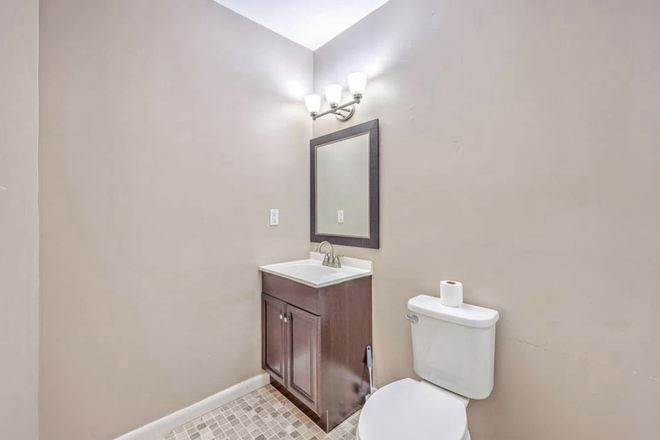 Bathroom - Luxury Executive Studio on Shadowmoss Golf Course (Incl. Laundry Room & Side Yard) Apartments