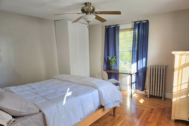 Bedroom - Amazing  Large 6 Bedroom - 2 Bathroom Colonial House